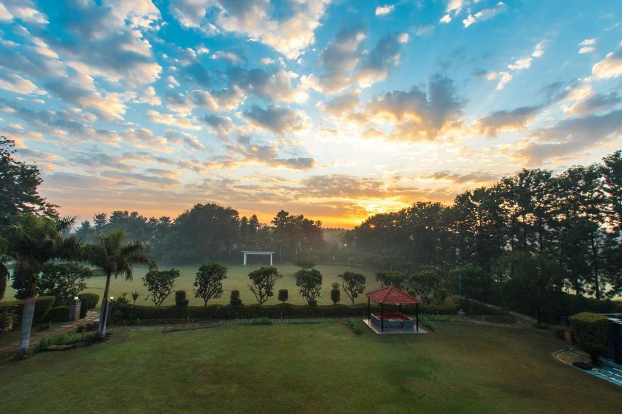 Stayvista At The Banyan Abode With Pool Table, Pet Friendly & Outdoor Pool マネサール エクステリア 写真