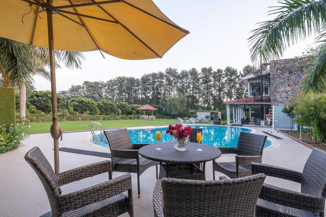 Stayvista At The Banyan Abode With Pool Table, Pet Friendly & Outdoor Pool マネサール エクステリア 写真