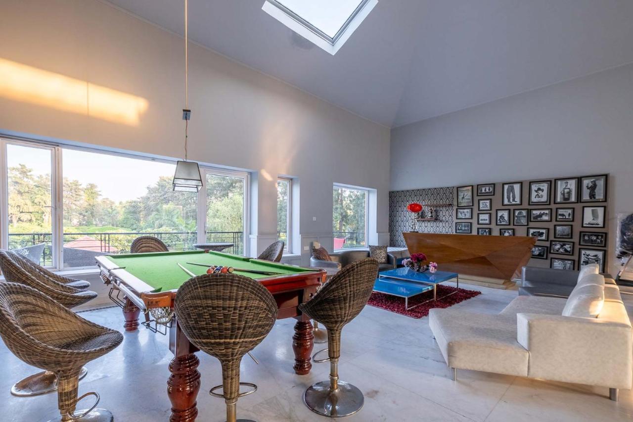 Stayvista At The Banyan Abode With Pool Table, Pet Friendly & Outdoor Pool マネサール エクステリア 写真