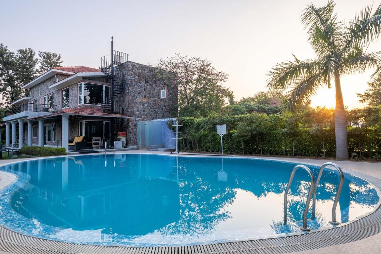 Stayvista At The Banyan Abode With Pool Table, Pet Friendly & Outdoor Pool マネサール エクステリア 写真