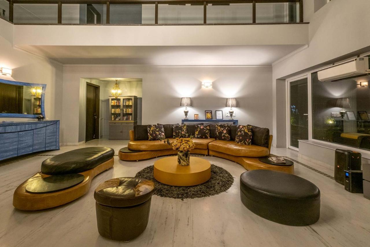Stayvista At The Banyan Abode With Pool Table, Pet Friendly & Outdoor Pool マネサール エクステリア 写真