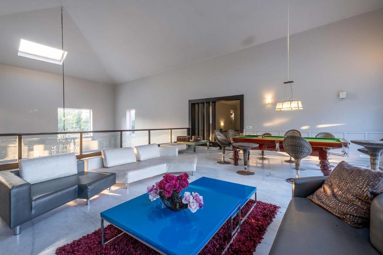Stayvista At The Banyan Abode With Pool Table, Pet Friendly & Outdoor Pool マネサール エクステリア 写真