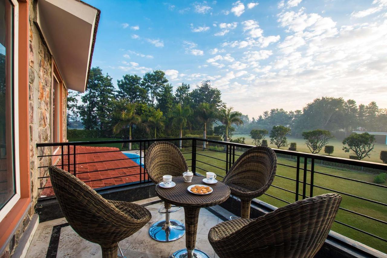 Stayvista At The Banyan Abode With Pool Table, Pet Friendly & Outdoor Pool マネサール エクステリア 写真
