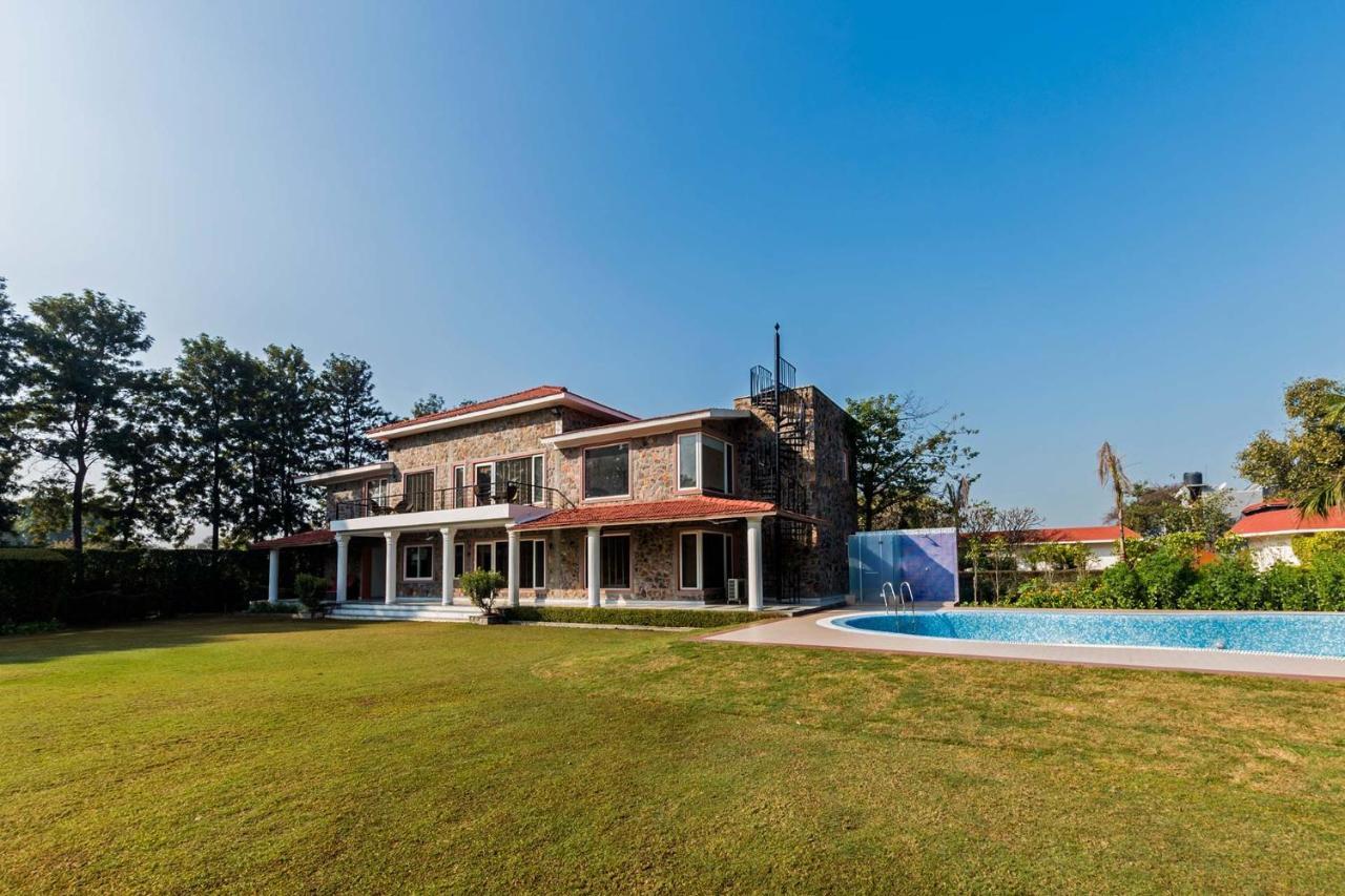 Stayvista At The Banyan Abode With Pool Table, Pet Friendly & Outdoor Pool マネサール エクステリア 写真