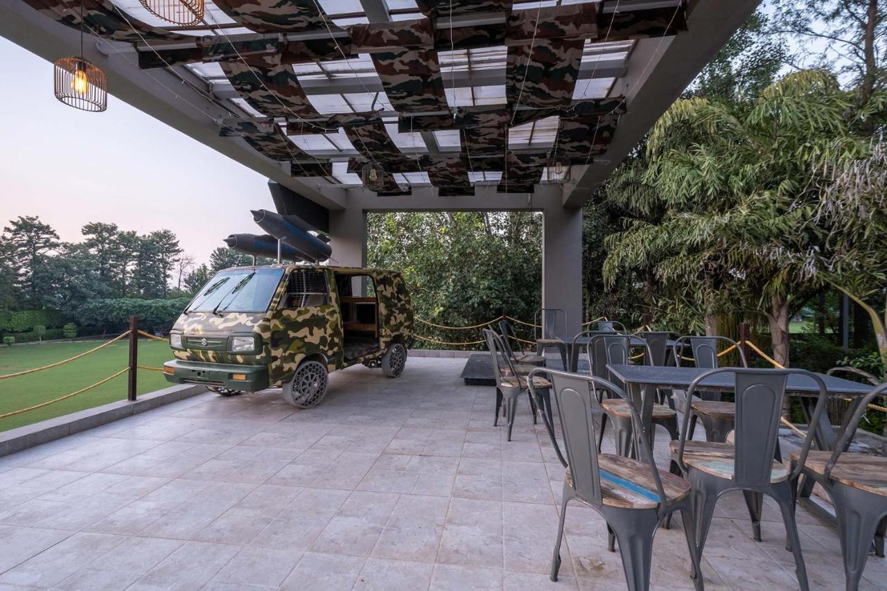 Stayvista At The Banyan Abode With Pool Table, Pet Friendly & Outdoor Pool マネサール エクステリア 写真