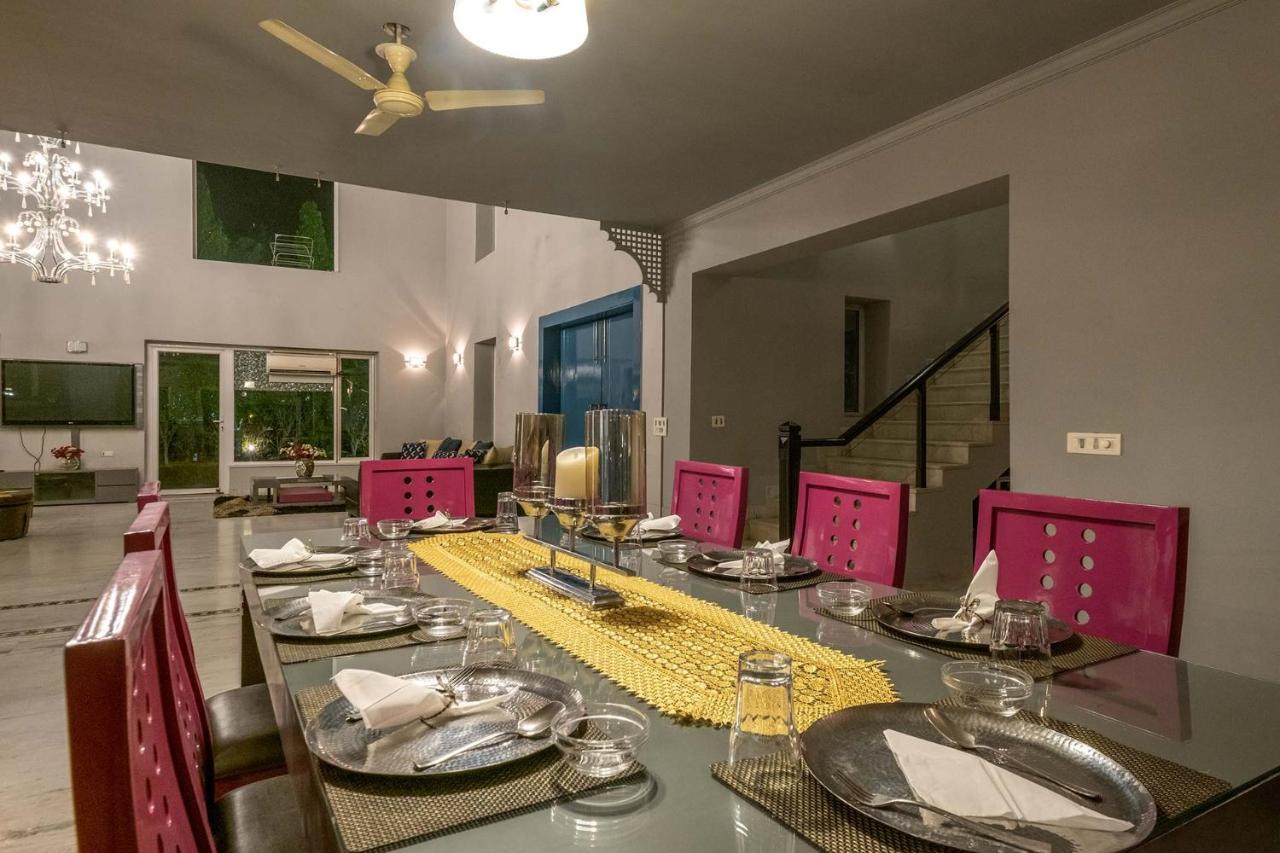 Stayvista At The Banyan Abode With Pool Table, Pet Friendly & Outdoor Pool マネサール エクステリア 写真